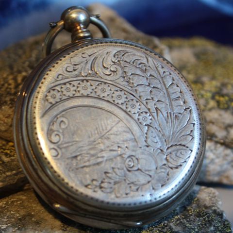 Nøkkeltrekker lommeur i sølv vakker hånddekorert urkasse. Merket 800 sølv