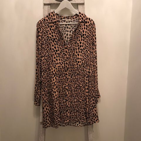 Leopardmønsteret kjole