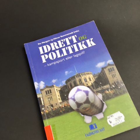 Bok: Idrett og politikk - kampsport eller lagspill?