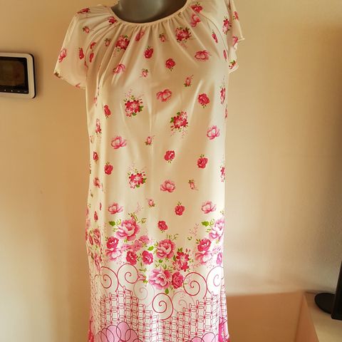 En vakker kjole med et blomstermotiv str 42,som ny