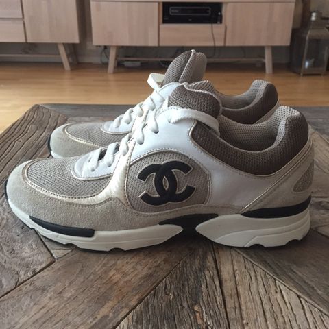 Chanel sneakers i beige/hvit/gull, str. 38,5