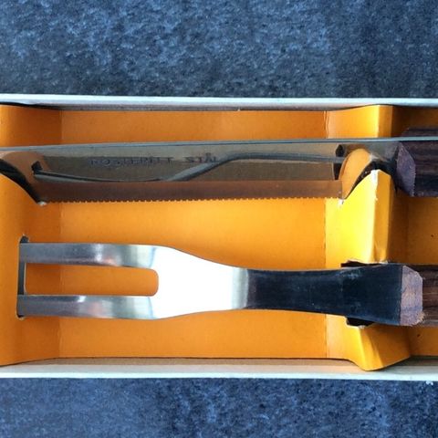 1 stort flott stekesett. 1 gaffel, L.25,5 cm, 1 kniv L.31,5 cm. I original esken