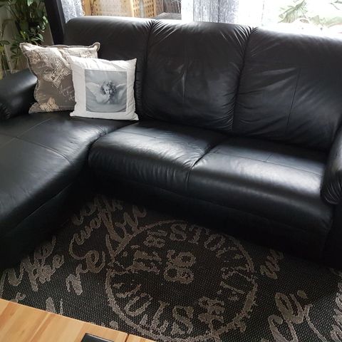 Svart sjeselong sofa