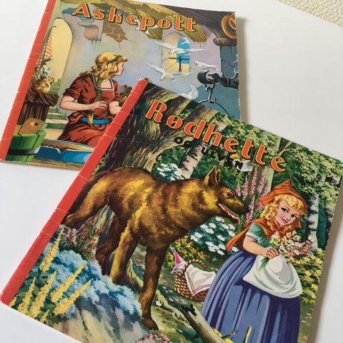 To vintage hefter Askepott og Rødhette og ulven illustrert av J. C. van Hunnik