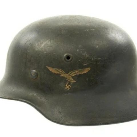 Tysk hjelm fra krigen ønskes kjøpt.