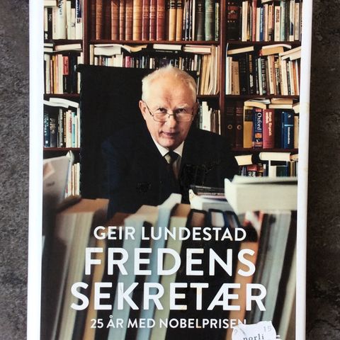 1 fin bok av GEIR LUNDESTAD «FREDENS SEKRETÆR-25 ÅR MED NOBELPRISEN»fra2015