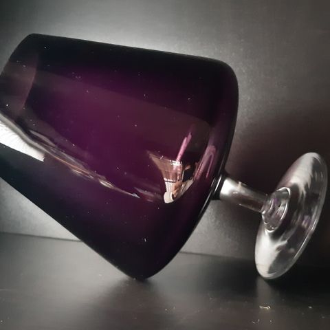 Stor Vase/Lysestake på stett i lilla. H:22 cm