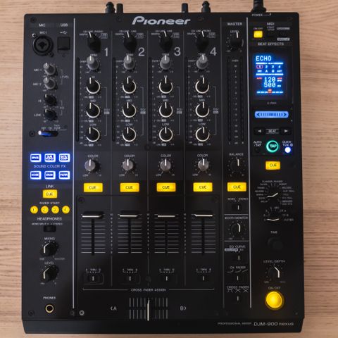 Pioneer DJM-900 NEXUS i topp stand