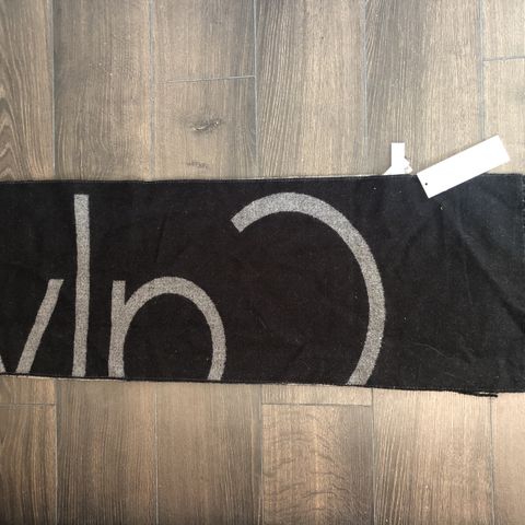 Calvin Klein reversibelt skjerf, med lappen på