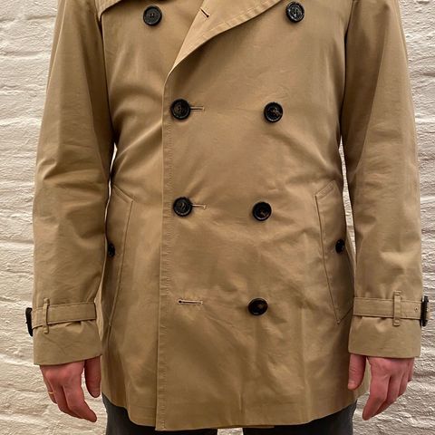 Burberry trenchcoat. Nypris 26 000. Den dyreste klassikeren. Størrelse 52/L-XL