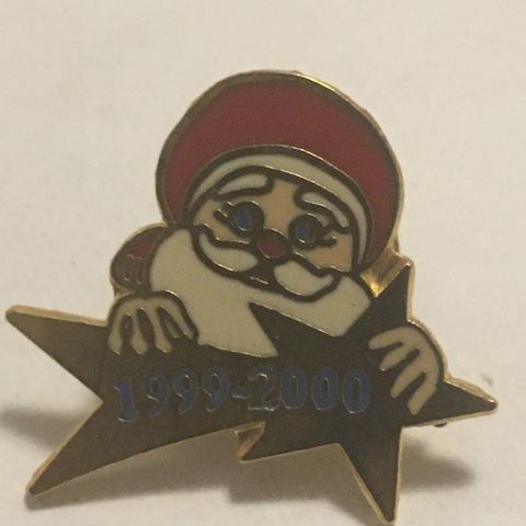 Pins med Julenissen inn i år 2000