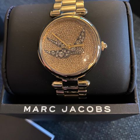 Pent brukt Marc Jacobs klokke. Gullforgylt.