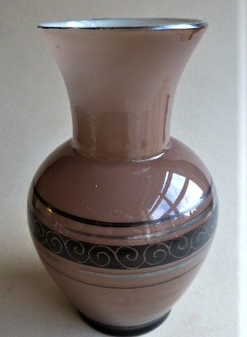 Gammel vase i glass med fin dekor. Høyde 16 cm.