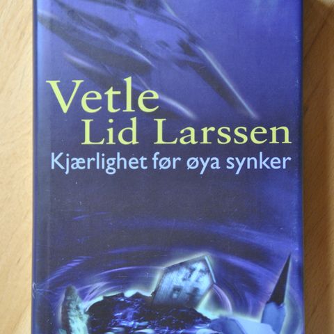 Vetle Lid Larsen: Kjærlighet før øya synker. Innb. Som ny (3).Sendes
