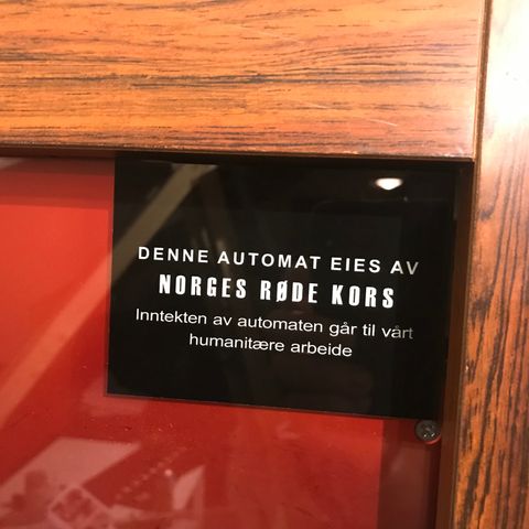 Selvklebende merke til Røde Kors spilleautomat