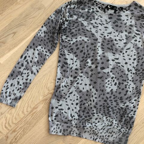 GENSER: tynn genser med leopardmønster