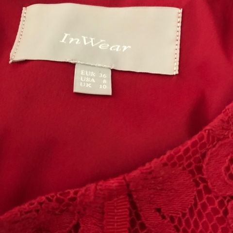 Rød kjole fra Inwear selges (NY)