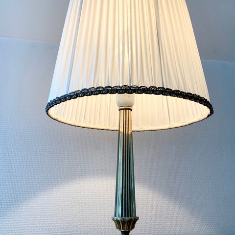 Bordlampe m/skjerm - Høyde: 47 cm - Bredde: 27 cm