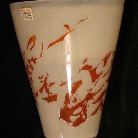 Vase i munnblåst glass