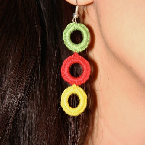 Heklede BH-ringer som blir ørepynt i grønt, rødt og gult