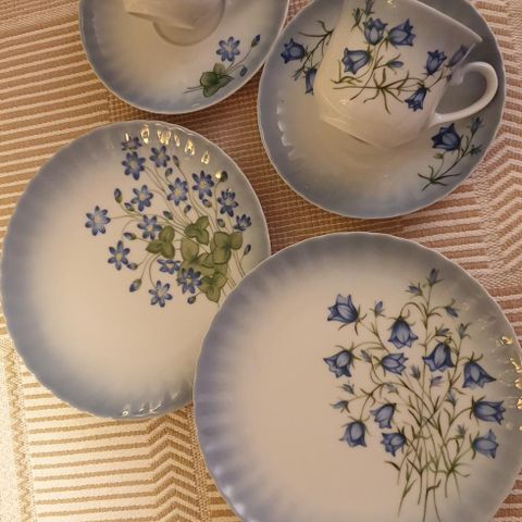 Kaffeservise m/teskjeer, med delikate blå blomster. Samleserie fra Svaneholm.