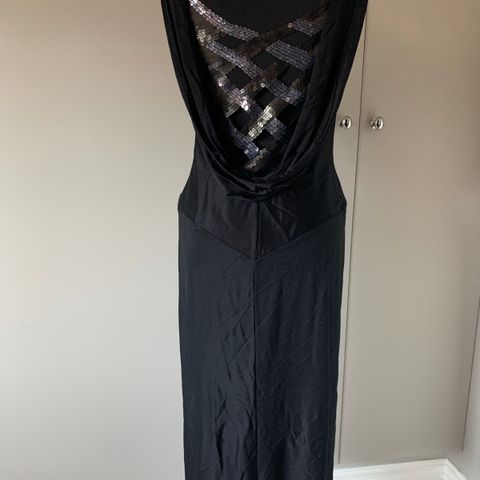 Elegant Angelo Marani kjole med fantastisk rygg