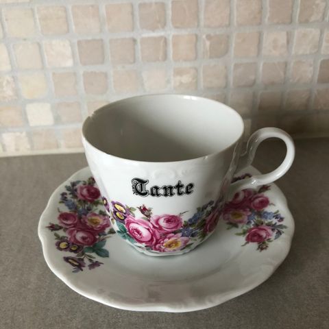 Koselig "Tante"- kopp med asjett fra Bavaria