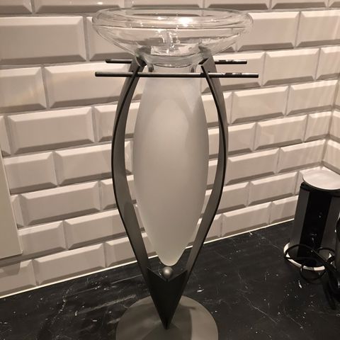 Flott vase i stål og glass. Ca 50 cm høy.