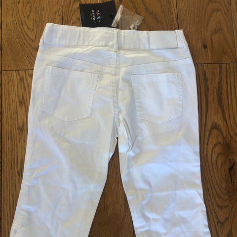 Ubrukt! Superfine hvite knelange shorts fra Jean Paul str 8 år/128cm