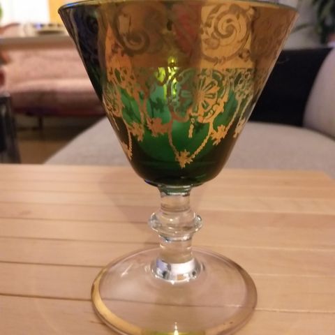 Fint drikkeglass med gulldekor og grønt glass. 13 cm høyt og 9 cm i diam.