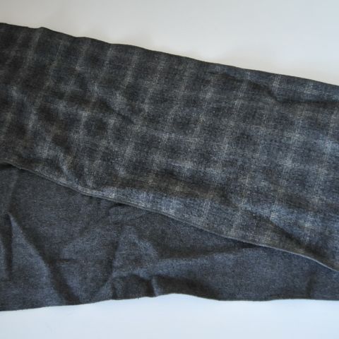 Koksgrått ullskjerf, 135 cm langt, 24 cm bredt og såvidt brukt