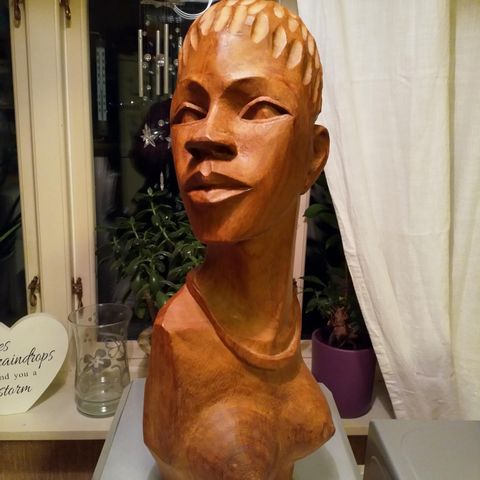 Afro Kvinnefigur i tre. Vakkert og unikt blikkfang.