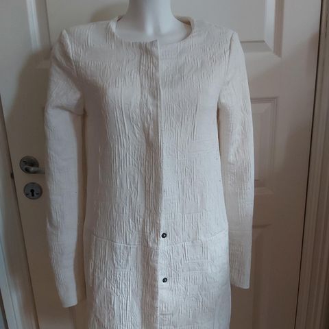 Nydelig Jakke. Hvit Blazer / Robe Manteau. Lang modell. 2 lommer. ONLY.