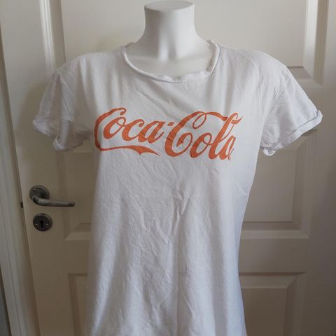 Hvit T-skjorte COCA-COLA. Bomull. MANGO.