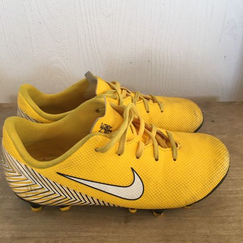 Nike fotballsko str 30. Lite brukt