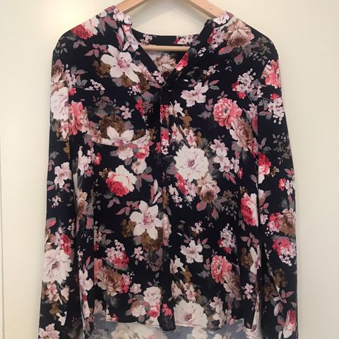 Blomsterbluse (S) - kun brukt én gang - Ny pris 600kr