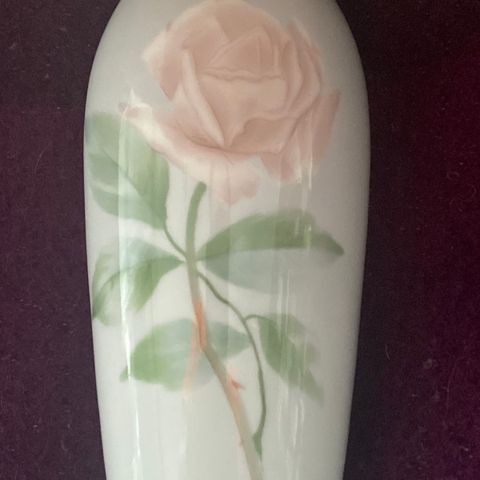 Nydelig gammel vase med rosemotiv.  (22 cm. høy)