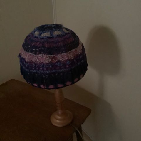 Bordlampe i kreativ strikking