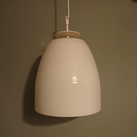 Taklampe i hvitt glass med lampeoppheng 