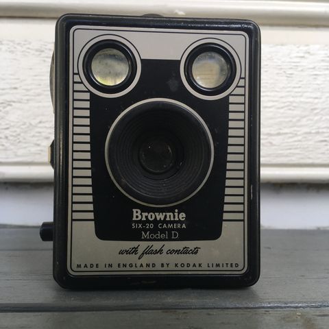 Gammelt Kodak Kamera - Brownie Six-20 model D with flash contacts