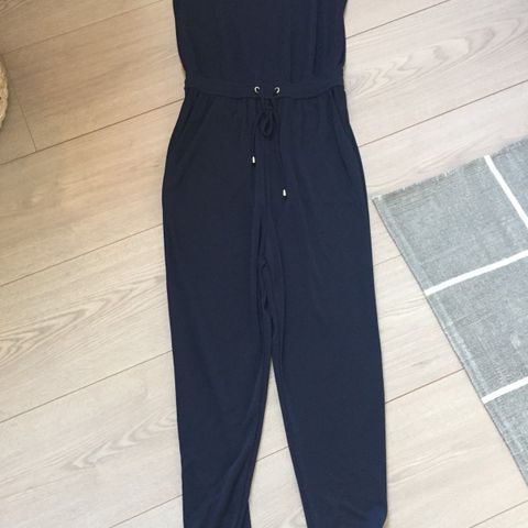 Mørk blå jump suit