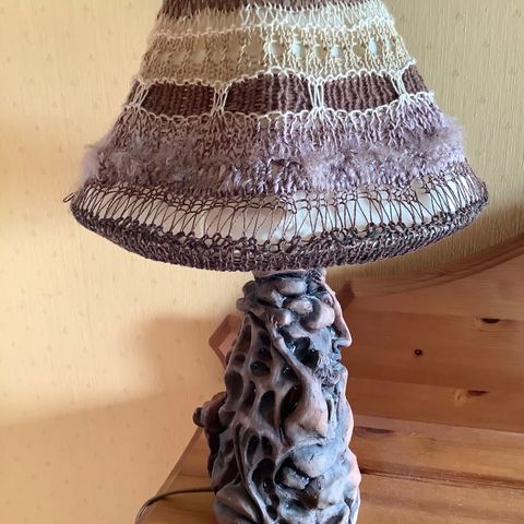 Bordlampe i keramikk og kreativ strikking