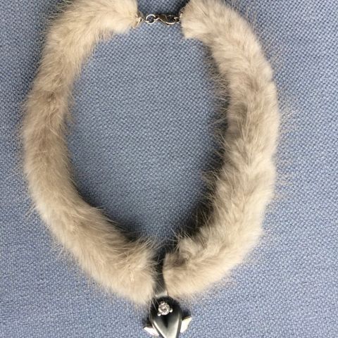 Sølv & pels-smykke (halskjede) fra Siw & Adam