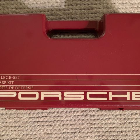 Original Porsche bilpleie koffert med innhold fra 1980-tallet