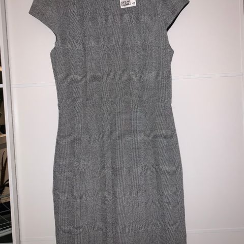 Klassisk,grå kjole str. M. NY!