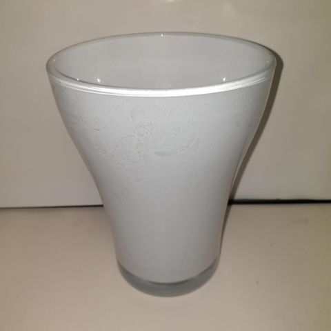 Nydelig Vase i hvitt glass