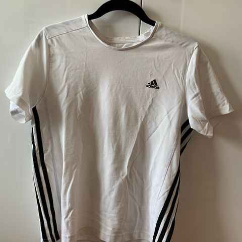 Adidas hvit t-skjorte med svarte detaljer str. 13-14 år