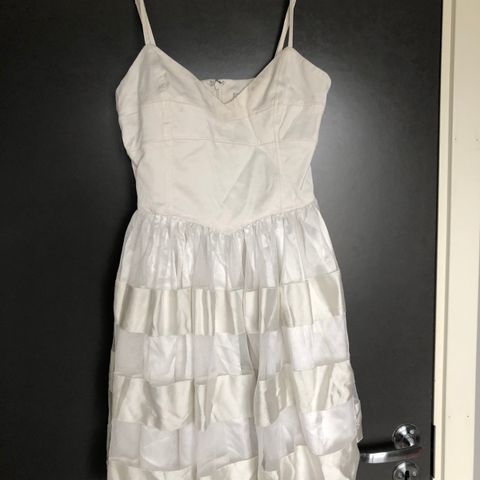 Hvit kjole med tyllskjørt