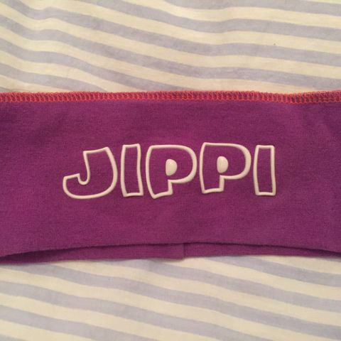 Pannebånd med teksten «Jippi»