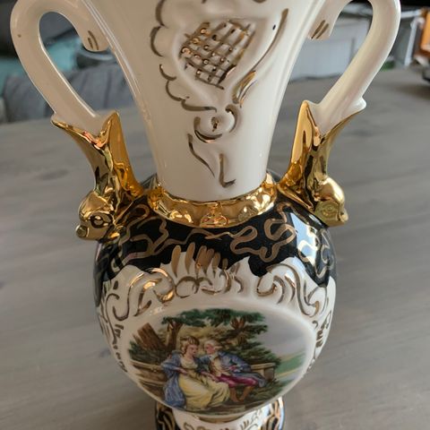 Vase med viktoriansk motiv